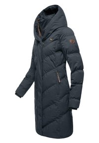 Tumši zils pūšamais mētelis ar lielu kapuci, quilted dizains, divas sānu kabatas ar rāvējslēdzēju un zīmola emblēma kreisajā piedurkē.