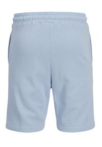 Shorts en coton bleu clair avec une taille élastique, deux poches latérales et un design simple. Texture lisse avec une coupe décontractée.