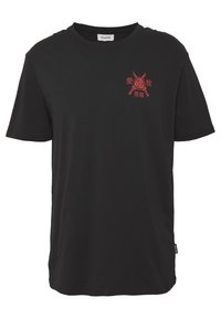 Svart bomullströja med korta ärmar, rundad halsringning och en röd grafisk design med asiatiska tecken och symboler på bröstet.