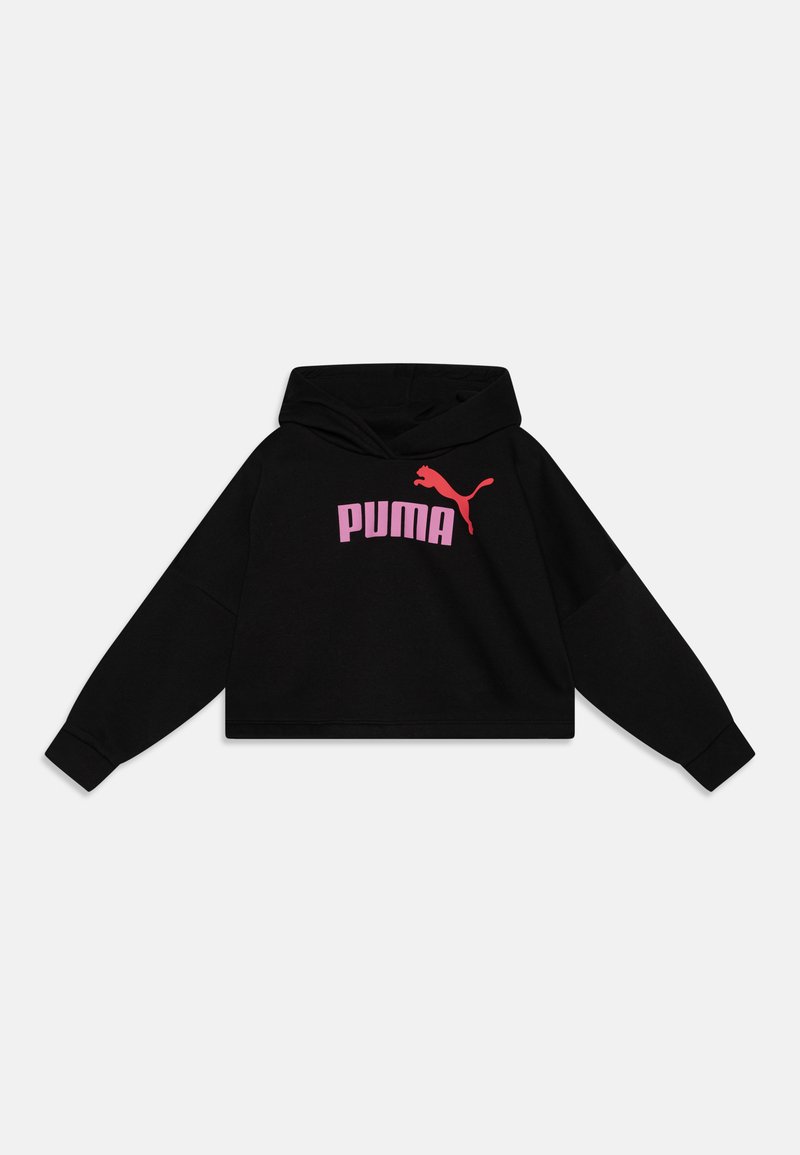 Svart kort hoodie i mjukt tyg, med en rosa "PUMA"-logotyp och emblem fram, samt huva och långa ärmar.