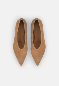 Beige Wildleder Ballarinas mit spitzem Schnitt, glatter Textur und tiefem Ausschnitt, die eine schlichte und elegante Silhouette aufweisen.