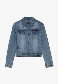 Svetle modrá džínsová bunda s dlouhými rukávy, zapínáním na knoflíky, dvěma kapsami na hrudi a klasickým límcem. Mírně opotřebovaný vzhled.