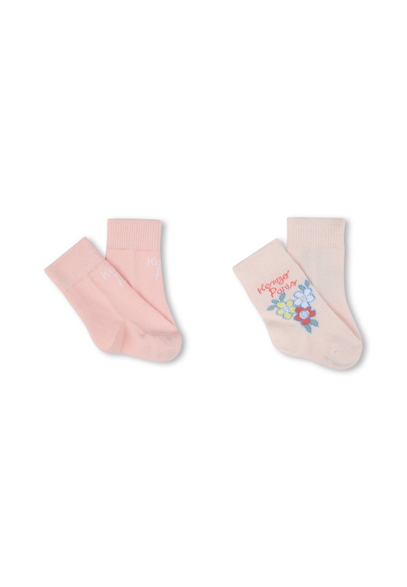 Deux paires de chaussettes : une de couleur rose clair uni avec des poignets côtes, et une rose pâle avec des broderies florales et des poignets côtes.