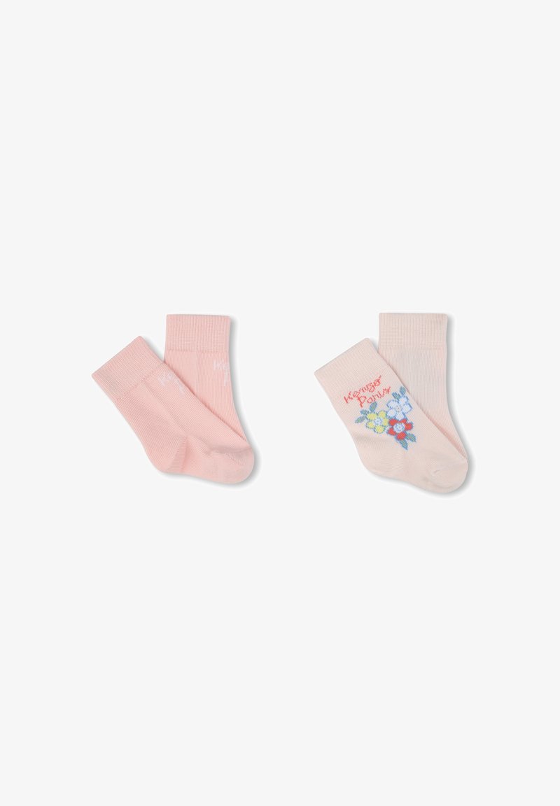 Deux paires de chaussettes : une de couleur rose clair uni avec des poignets côtes, et une rose pâle avec des broderies florales et des poignets côtes.