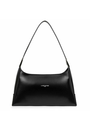 Borsa a tracolla nera in pelle con una texture liscia, forma curva e un'unica tracolla. Presenta un logo argento "Lancaster Paris" sulla parte anteriore.