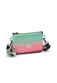 Pochette zippée compacte avec un dégradé de vert menthe à rose, avec un accent logo texturé et un porte-clés pompon en fourrure détachable.
