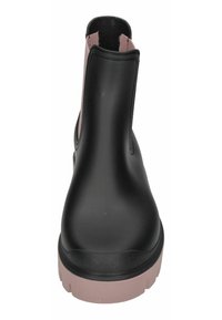 Botín negro de goma hasta el tobillo con un lado elástico rosa. Presenta una suela texturizada y una punta redonda, ofreciendo un diseño elegante y moderno.