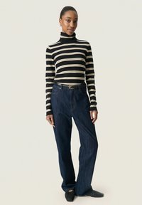 Soaked in Luxury SPINA STRIPED ROLLNECK - Striktrøje - black w sandshell stripe