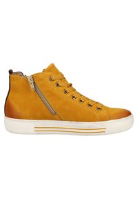 Zapatillas altas de cuero amarillo suave con acentos en marrón contrastante, que presentan una cremallera lateral y una suela de goma blanca con rayas de color.