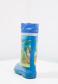 Blauwe rubberen laars met een hoge uitvoering, voorzien van kleurrijke dinosaurustransporten, palmbomen en bergen. Gladde oppervlakte met een getextureerde zool.