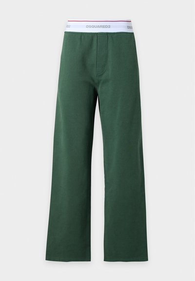 Pantalon vert foncé à jambes larges avec une ceinture élastique blanche arborant la marque DSQUARED2 et une bande rouge sur un fond clair.
