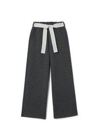 Pantalons larges gris avec une taille élastique et une ceinture en tissu de couleur claire contrastante. Comprend des poches latérales et une texture douce.
