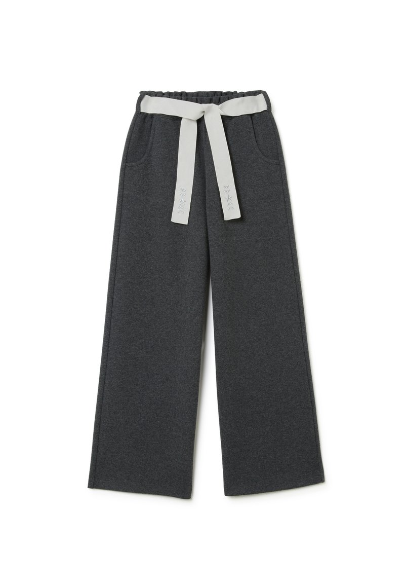 Pantalons larges gris avec une taille élastique et une ceinture en tissu de couleur claire contrastante. Comprend des poches latérales et une texture douce.