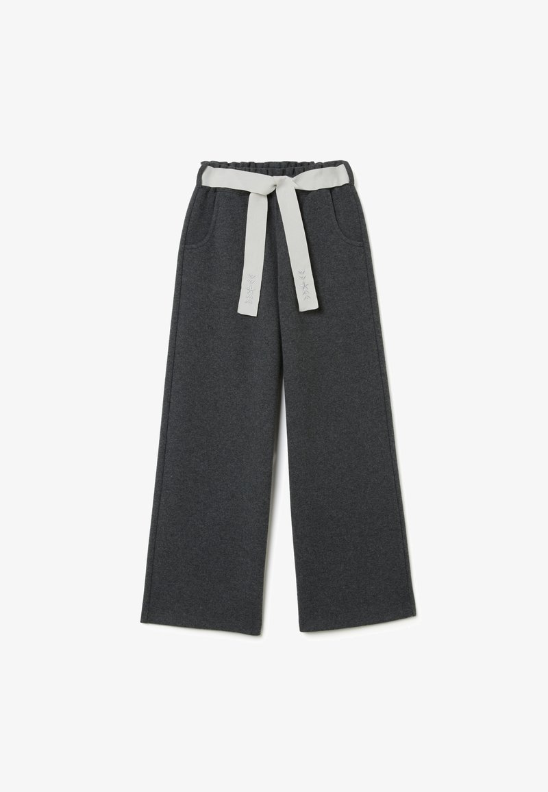 Pantalons larges gris avec une taille élastique et une ceinture en tissu de couleur claire contrastante. Comprend des poches latérales et une texture douce.