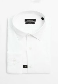 Hvid slim fit skjorte foldet med synlig krave, knapper og sorte mærker, der viser mærke og størrelse.