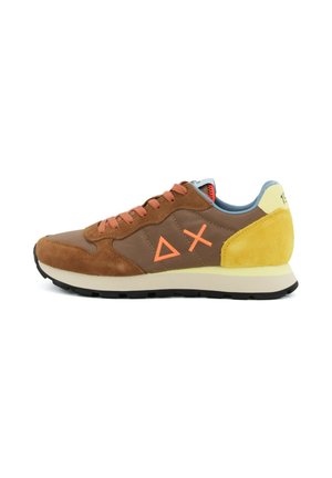 Scarpa da ginnastica marrone e gialla con lacci arancioni, logo geometrico arancione sul lato, fodera interna azzurro chiaro e suola bianca con battistrada nero.