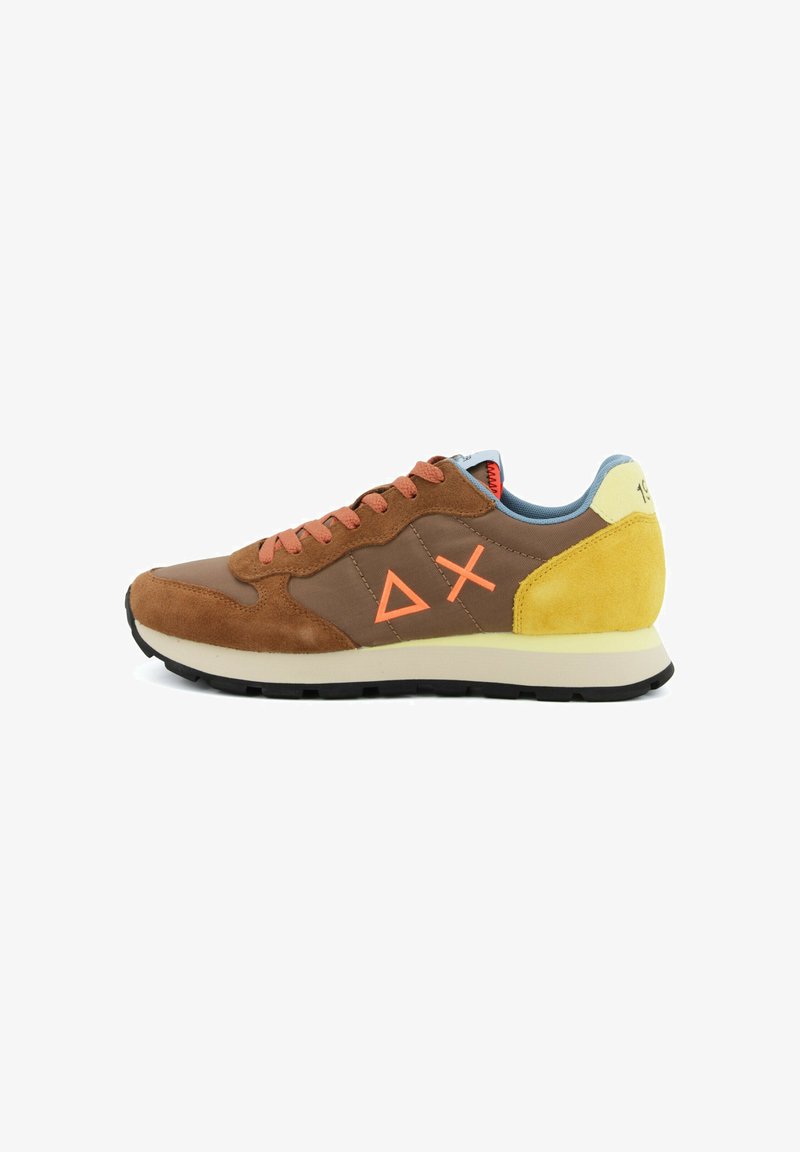 Bruine en gele sneaker met oranje veters, oranje geometrisch logo aan de zijkant, lichtblauwe binnenvoering en witte zool met zwarte profielzool.
