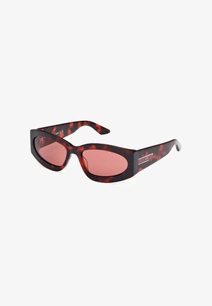 Gafas de sol tortuga negras y rojas con montura rectangular y lentes rosas. Presentan un acento metálico en el costado para un detalle adicional.