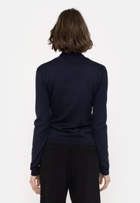 Marineblaue Rollkragensweatshirt aus einem weichen Strickstoff, mit einer figurbetonten Passform, geripptem Kragen und Bündchen sowie einer glatten Textur.