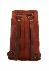 Brązowy skórzany plecak z regulowanymi brązowymi paskami, srebrnymi akcentami i gładką teksturą. Charakteryzuje się prostym, prostokątnym kształtem.