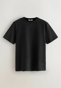 Čierne bavlnené tričko s okrúhlym výstrihom, krátkymi rukávmi, rovnými okrajmi a minimálnym šitím. Hladký povrch, bez vzorov alebo akcentov.