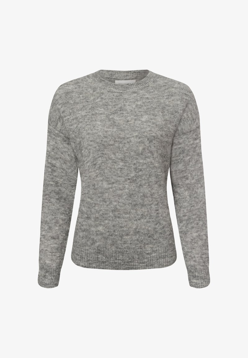 Pull gris en maille douce, avec un col rond et des manches longues, présentant une apparence légèrement texturée et chinée.