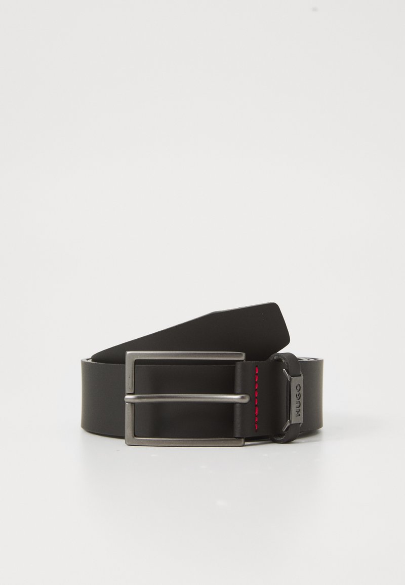 Ceinture en cuir noir avec une boucle rectangulaire en argent, ornée de coutures rouges sur le bord et d'une texture lisse sur toute sa surface.