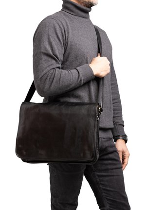 Cross body bag - black