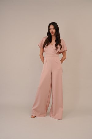Roze jumpsuit met wijde pijpen, een v-hals en fluttermouwen. Gemaakt van een soepel stof, heeft het een aansluitende taille en zijzakken voor gemak.