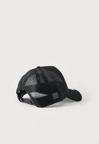 Μαύρο καπέλο με πλέγμα πίσω μέρος, καμπυλωτή βόρκα, ρυθμιζόμενο πλαστικό λουράκι και ανάγλυφο λογότυπο στο πλάι. Το υφασμάτινο ύφασμα παρέχει αερισμό.