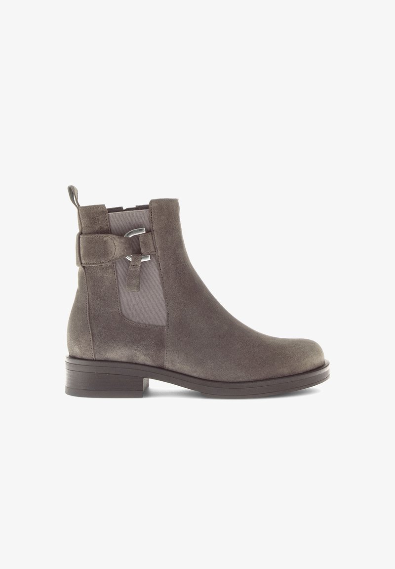 Stivaletto grigio in suede con pannelli elastici laterali, cinturino decorativo con hardware argentato, tacco basso e design con punta arrotondata.
