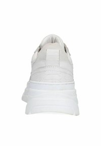 Baskets blanches avec un cuir synthétique texturé, un col rembourré et une épaisse semelle blanche. Présente une finition lisse et des accents subtils.
