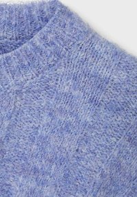 Maglione lavorato a maglia di colore viola chiaro con un motivo testurizzato, colletto rotondo e filato morbido e peloso per un calore extra.