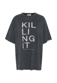 Šedé oversized tričko s krátkymi rukávmi a okrúhlym výstrihom. Na prednej strane má veľký biely nápis "KILLING IT" umiestnený centrálne.