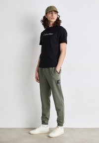 Calvin Klein Jeans TECHNICAL BADGE PANT - Joggebukse - dusty olive