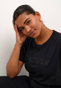 Kaffe Curve - T-shirt z nadrukiem