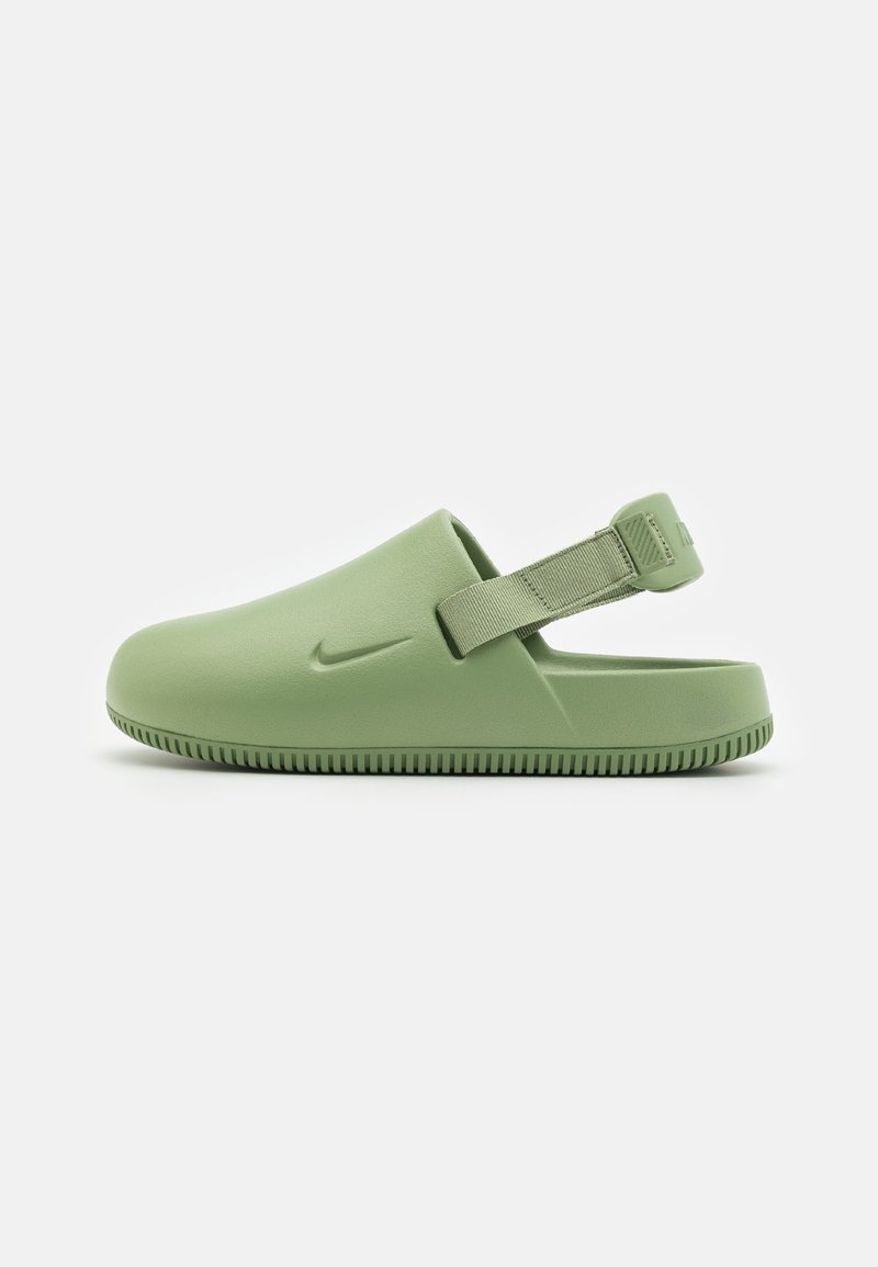 Sabot vert clair à enfiler avec une bride arrière réglable et le logo Nike sur le côté, avec une semelle texturée pour une bonne adhérence.