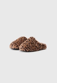 Leopardo raštas dirbtinė pūkas šlepetės su uždara pirštų dizainu ir minkštu, tekstūruotu paviršiumi. Juodi guminiai padai užtikrina patvarumą.