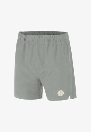 Pantalones cortos deportivos de cintura elástica en gris claro con un pequeño logo circular de la marca cerca del dobladillo inferior en la pierna izquierda.