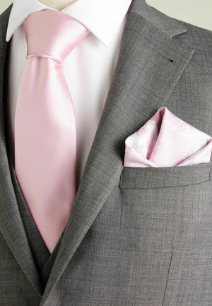 Grauer Anzug mit einer hellrosa Satin-Krawatte und einem Seiden-Taschentuch. Das Taschentuch hat ein dezentes Muster; das Hemd ist weiß mit einer strukturierten Oberfläche.