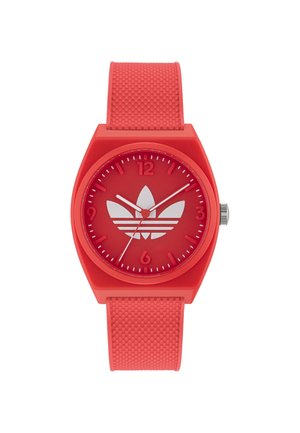 Rødt armbåndsur med tekstureret rem, rød urskive med hvid Adidas-logo og tre sølvfarvede visere, der viser tiden.