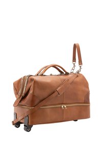 Borsa da viaggio in pelle marrone con cerniere dorate, manici doppi, tracolla regolabile e superficie liscia. Dotata di ruote per un facile trasporto.