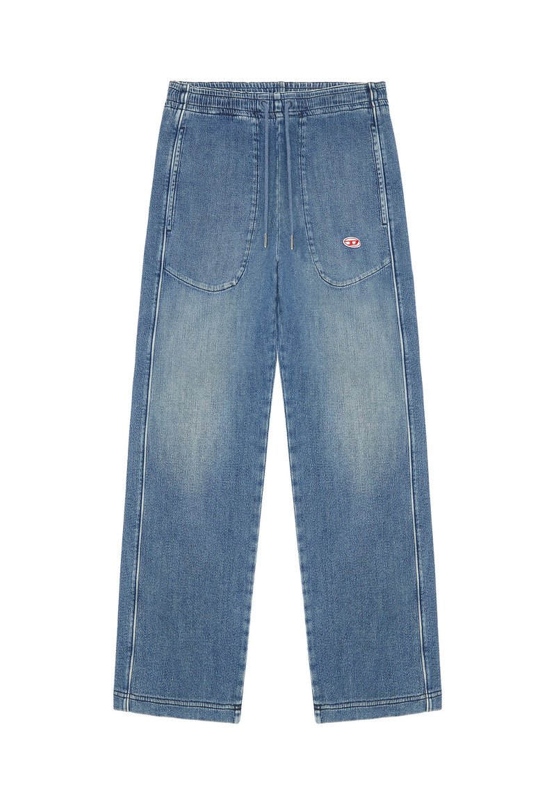 Pantalones de mezclilla de color azul claro con cintura elástica, diseño de pierna ancha, dos grandes bolsillos traseros y un ligero desgaste en la parte delantera. Detalle del logotipo en rojo.
