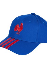 Blauwe pet met een rood geborduurd kippenlogo, voorzien van rood-witte gestreepte accenten op de klep. Gemaakt van stof met een gladde textuur.