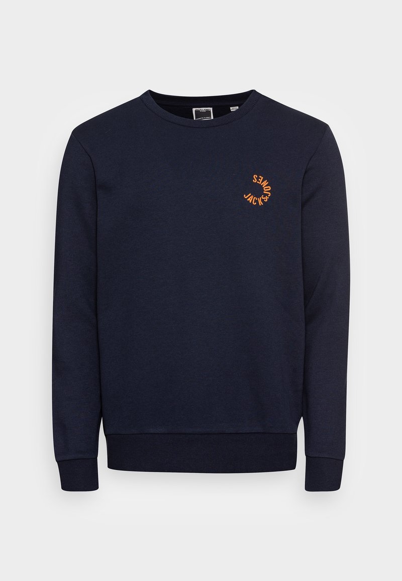 Sudadera azul marino de tela suave, con cuello redondo, puños acanalados y un logo bordado en naranja en el pecho.