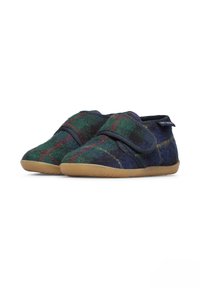 Wollen slippers met een groen, blauw en rood ruitpatroon, met een klittenband en lichtbruine rubberen zolen voor grip. Laag enkeldesign.