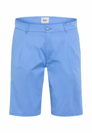 Hellblaue knielange Herrenshorts mit Vorderknopf, Reißverschluss, Gürtelschlaufen und dezenten vorderen Falten, mit dem Label "Brax" im Bundinneren.