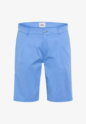 Hellblaue knielange Herrenshorts mit Vorderknopf, Reißverschluss, Gürtelschlaufen und dezenten vorderen Falten, mit dem Label "Brax" im Bundinneren.