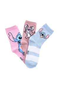 Trzy pary kolorowych skarpetek: różowe z niebieską postacią z kreskówki, jasnoróżowe z postacią z kreskówki oraz jasnoniebieskie w białe paski.