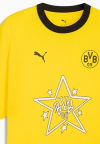 Gul bomulds T-shirt med sort rund halsudskæring, Puma-logo og en hvid stjernes grafik med "BVB 09" og stjerner trykt på fronten.